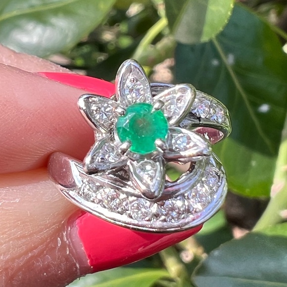 VINTAGE 14K WHITE GOOD EMERALD & DIAMOND FLOWER COCKTAIL RING FABULOUS FEMININE - Picture 2 of 16